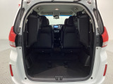 3列目シートを跳ね上げればラゲッジスペースを更に広く使えます。