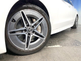 ●純正〇〇インチアルミホイール:輸入車ならではの卓越した走りを支えるホイールと足回りです!日本車の走りに慣れている方にもぜひ体感して頂きたいほど、高いレベルでまとまっています!