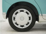 ◆純正ホイール装着車◆シンプルなデザインのホイールキャップ付きです。