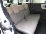 リアシートもゆとりのある足元です。