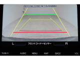 ■リヤビューカメラの映像です。ステアリング連動ガイドラインが、後退時の予想進路を表示し、運転のサポートを致します。