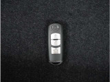 【スマートキー】鍵を持っているボタンを押すだけでエンジン始動。ドアの施錠もボタンを押すだけ。鍵は無くさない様にポケットに入れたまま。