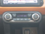 温度管理のしやすいオートエアコンです。前席はシートヒーター装備
