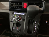 シフトレバーは扱いやすいインパネシフトです!オートエアコンも装備ですよ♪