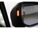 車体後部に内蔵されたセンサーにより後側方から接近する車両を検知しオレンジ色で教えてくれます。車線変更時には役に立ちそうです。