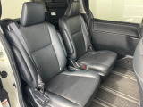 後部座席も気になるようなキズ・汚れやへたり等、大きなダメージはなく、良好な状態です。