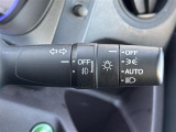 【オートライト(AUTO)】外の明るさをシステムが感知して、自動でヘッドライトが点灯します。ヘッドライトをつけ忘れを防ぐ便利機能です。