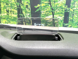 【ヘッドアップディスプレイ】現在の速度や走行情報をデジタル表示で運転席前方のガラスに投影!運転中、目線をずらさず必要な情報を確認できるのでとっても便利で安心!