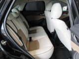 後部座席も広々スペースです。大きな座面でリクライニング無しでもゆったりロングドライブをお楽しみいただけます。