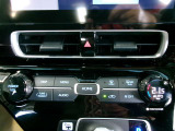 オートエアコンで車内はいつも快適 設定温度で風向きや風量を調節してくれます