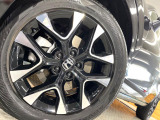 【純正18インチアルミホイール】外観にマッチした純正アルミホイールを装着しております。各種社外アルミホイールや、スタッドレスタイヤも取扱いしております。是非ご相談ください♪