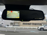 画像で後方をルームミラーで見ることができます。夜間の視認性はとても良いです