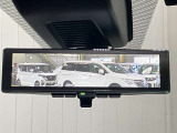 【インテリジェント ルームミラー】車両後方のカメラ映像をミラー面に映し出すので、車内の状況や、天候などに影響されずいつでもクリアな後方視界が得られます!