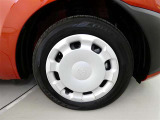 スポーティな印象を与える純正ホイールです。どこまでも走っていきたくなるようなデザインですね♪
