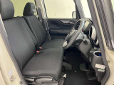 運転席も広くゆとりのある室内です