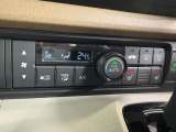 より快適にドライブを過ごして頂ける様に簡単に調整ができるオートエアコンを装備しております!ワンタッチですのでどなたでも簡単に操作できます!室内はこれでいつでも快適に保たれます。