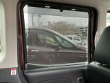 スライドドアにはロール式サンシェードが備わってます
