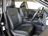 インテリア・シートカラーはブラック!合成皮革をあしらっており上質な室内空間となっております!前席はシートヒーター&シートヒーター付き!年中快適なドライブをお楽しみいただけます!運転席はパワーシート付!