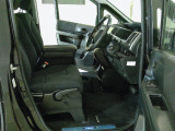 すわり心地の良い運転席・助手席です。長時間のドライブの疲れ軽減に貢献します。どうぞ快適なドライブを♪