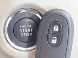 【キーレススタートシステム】カバンやポケットに入れたままでもドアの施錠・解錠が可能なスマートキーを装備。エンジンのオン・オフ時もカギを取り出す必要が無いからとっても便利です♪