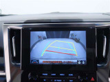 パノラミックビューモニター付きです。車両を上から見たような映像をディスプレイオーディオ画面に表示。運転席からの目視だけでは見にくい、車両周辺の状況をリアルタイムでしっかり確認できます。