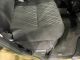 痛みの出やすい運転席シートの角、フロアマット、座面、ともに良好です
