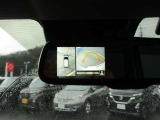 アラウンドビューモニターの映像はルームミラーにも映しだせます。