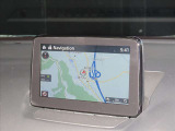 メモリーナビを装着しています。美麗なモニター画面と簡単操作が特徴です。行き先を設定すれば、日本全国ピンポイントで案内してくれます。地デジTVやCD・DVDの視聴も使用出来ます