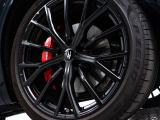 21インチクリオブラックホイール&レッドブレーキキャリパーを装備。スポーティなグレカーレのデザインにさらにアクセントを追加。