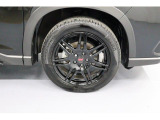 225/55R18インチのSTIアルミホイールで足元を引き締めてくれます。