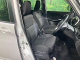 運転席まわりには十分なスペースがあり、大柄な方でもゆったり運転していただける環境です。