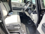 【ベンチシート】運転席と助手席の移動もスムーズ!狭い駐車場での乗り降りや、お子様の乗り降りにも便利です。座席の間にコンソールボックスやドリンクホルダーがないため、車内空間が広く感じます。