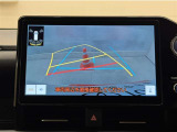 バックガイドモニター付きです。車の後方に小型カメラが付いており、バックする際の後方の様子をモニター上に表示します。