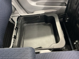 助手席シート下に収納が付いております!