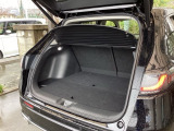 トランクの広さは、どうです、たくさんの荷物が積めますよ。トノカバー付き。荷室のプライバシーを守ってくれます。見た目もスッキリ、防犯性も高まります。