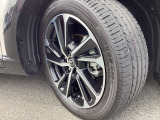 純正18インチアルミホイールでスタイルバッチリ!215/50R18タイヤです