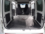 【フラットな床面】荷室の床面は凹凸が少なく、荷物の出し入れもスムーズです。傷や汚れも少なく、きれいな状態です。