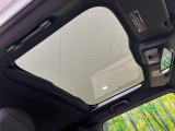 【ガラスルーフ】ガラスルーフ搭載で車内の解放感が一気にアップ!開放的なドライブをお楽しみいただけます。