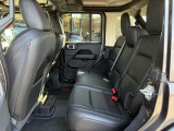後部座席も広々と使えます。