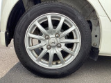 純正アルミホイールです。足元が引き立つので、車全体のイメージがアップしますよ