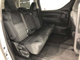 【後部座席】も当然、綺麗・清潔に仕上げております。内装の綺麗なお車は気持ちが良いですし、コンディションのいい車が多いです。これもオススメの1台です。