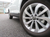 17インチ純正アルミホイールが装着されています