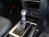 操作が楽なフロアシフトです、レバー式パーキングブレーキで足元インパネ周りもすっきりしています。