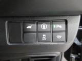 パワーテールゲートの開閉、パーキングセンサーや横滑りを防ぐVSA等のスイッチ類は運転席の右側、手の届きやすい位置にあります。