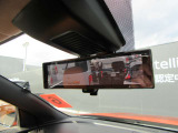 【スマートルームミラー】車両後方のカメラ映像をミラー面に映し出します。車内の状況や天候などに影響されずいつでもクリアな後方の視界が得られます♪