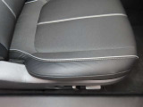 運転席の電動パワーシートとシートメモリーも付いています。