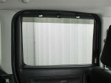 スライドドアに収納式のサンシェードを装備しています。