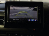 【バックカメラ】運転が苦手な方も車庫入れラクラクです!ギアをリバースに入れれば自動的に切り換わりますので、面倒な操作は不要です♪狭い駐車場もお車を傷つけず安心ですね!