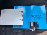 メンテナンスノート【点検整備記録簿・保証書】、取説も揃っています。スマートキーはバッグなどにしまったままボタン操作でエンジンの始動・停止ができて大変便利です。