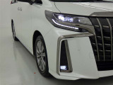 フォグランプ装着車です。暗い夜道の車両前方を明るく照らします